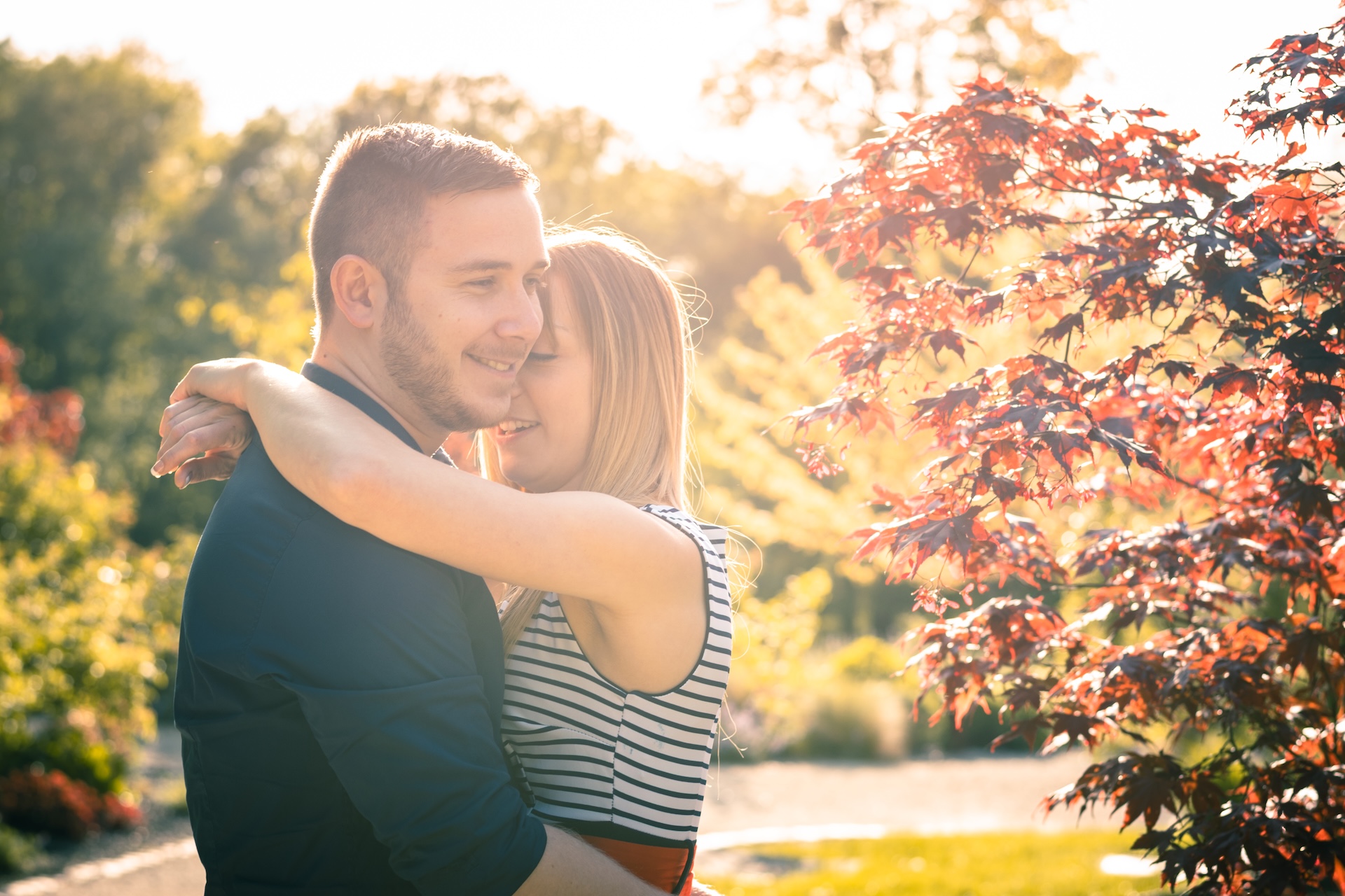 Portrait de couple en extérieur au coucher du soleil