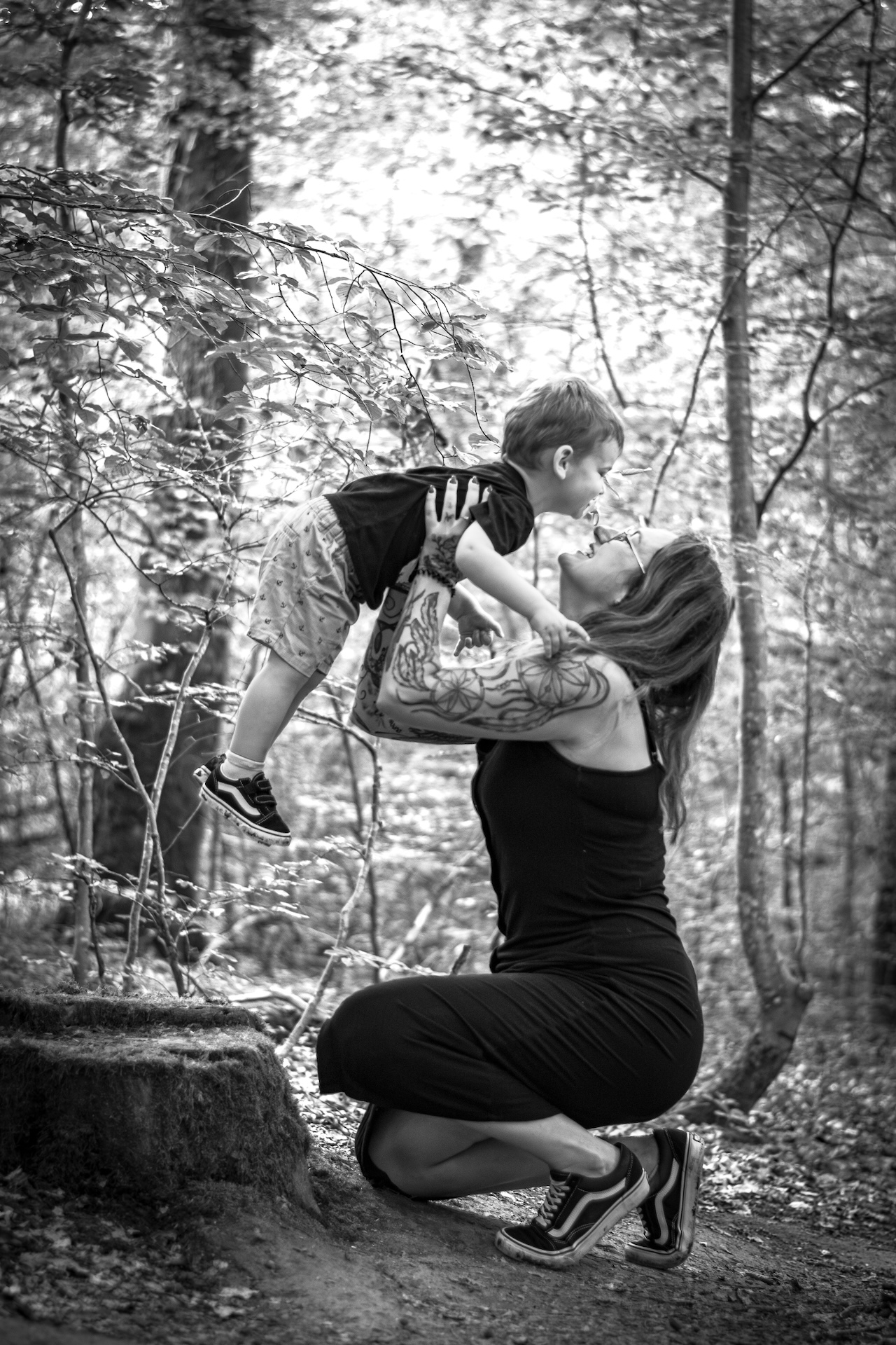 Couple marchant main dans la main