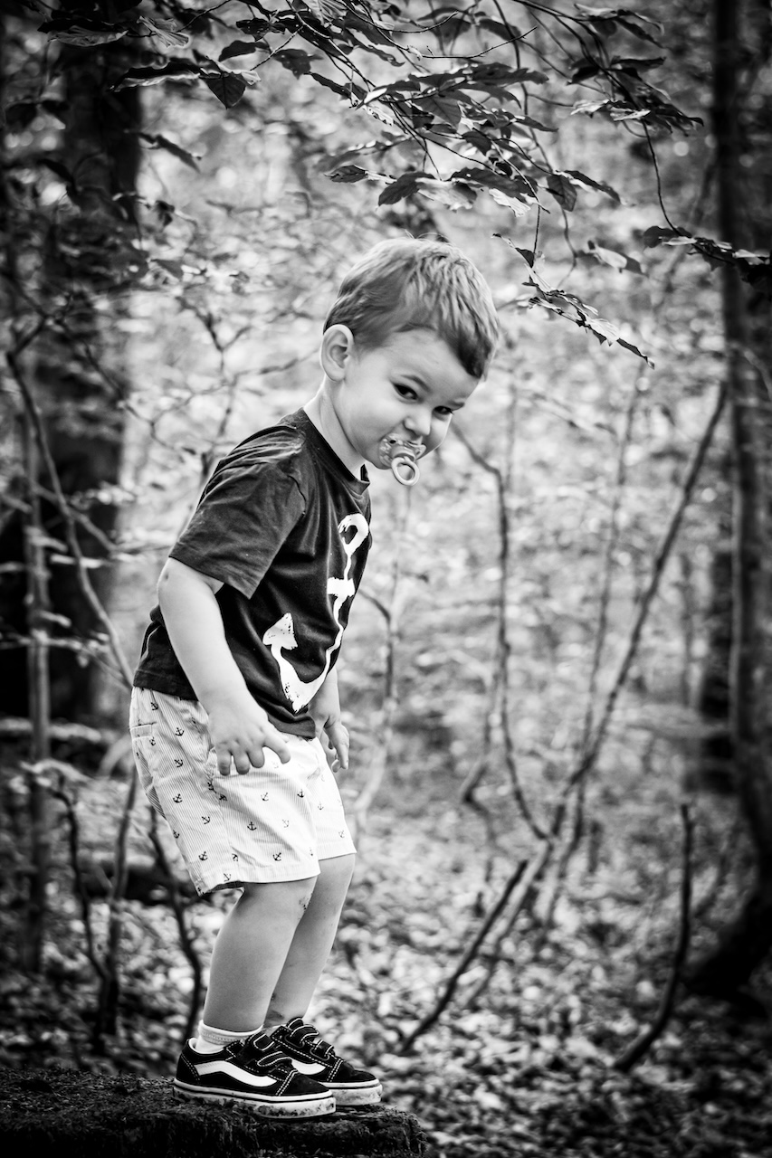 Couple marchant main dans la main