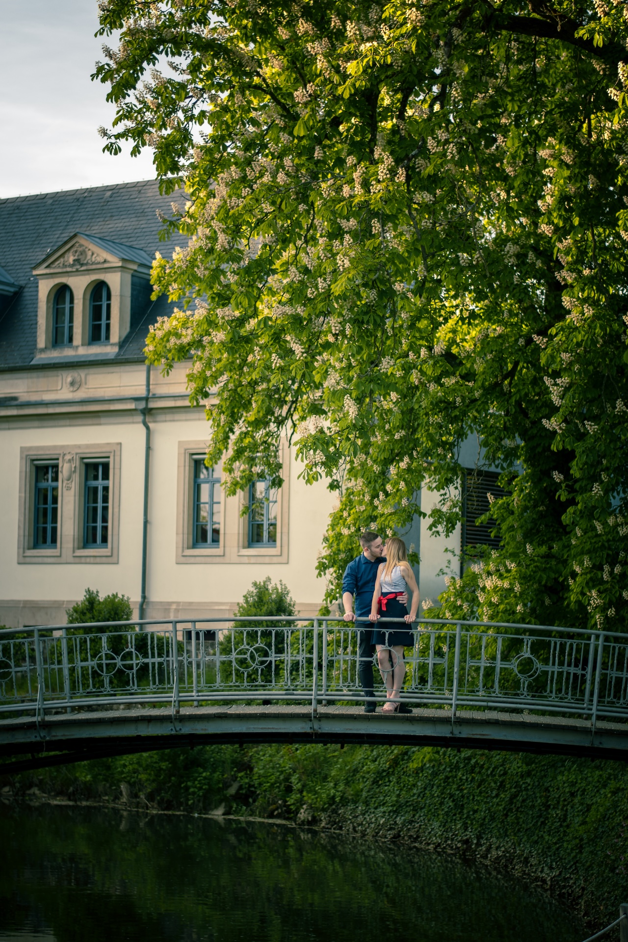 Couple marchant main dans la main