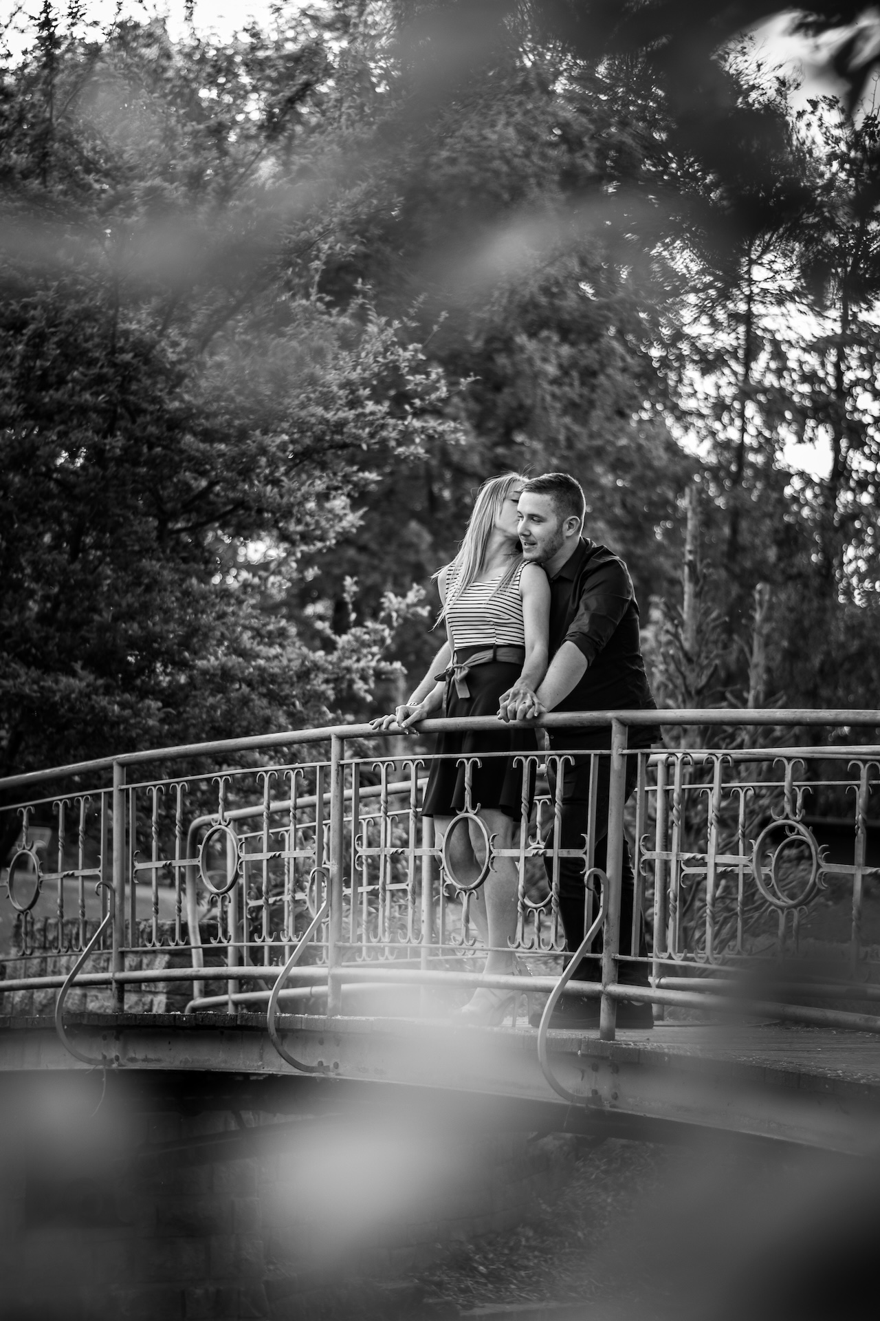 Couple marchant main dans la main