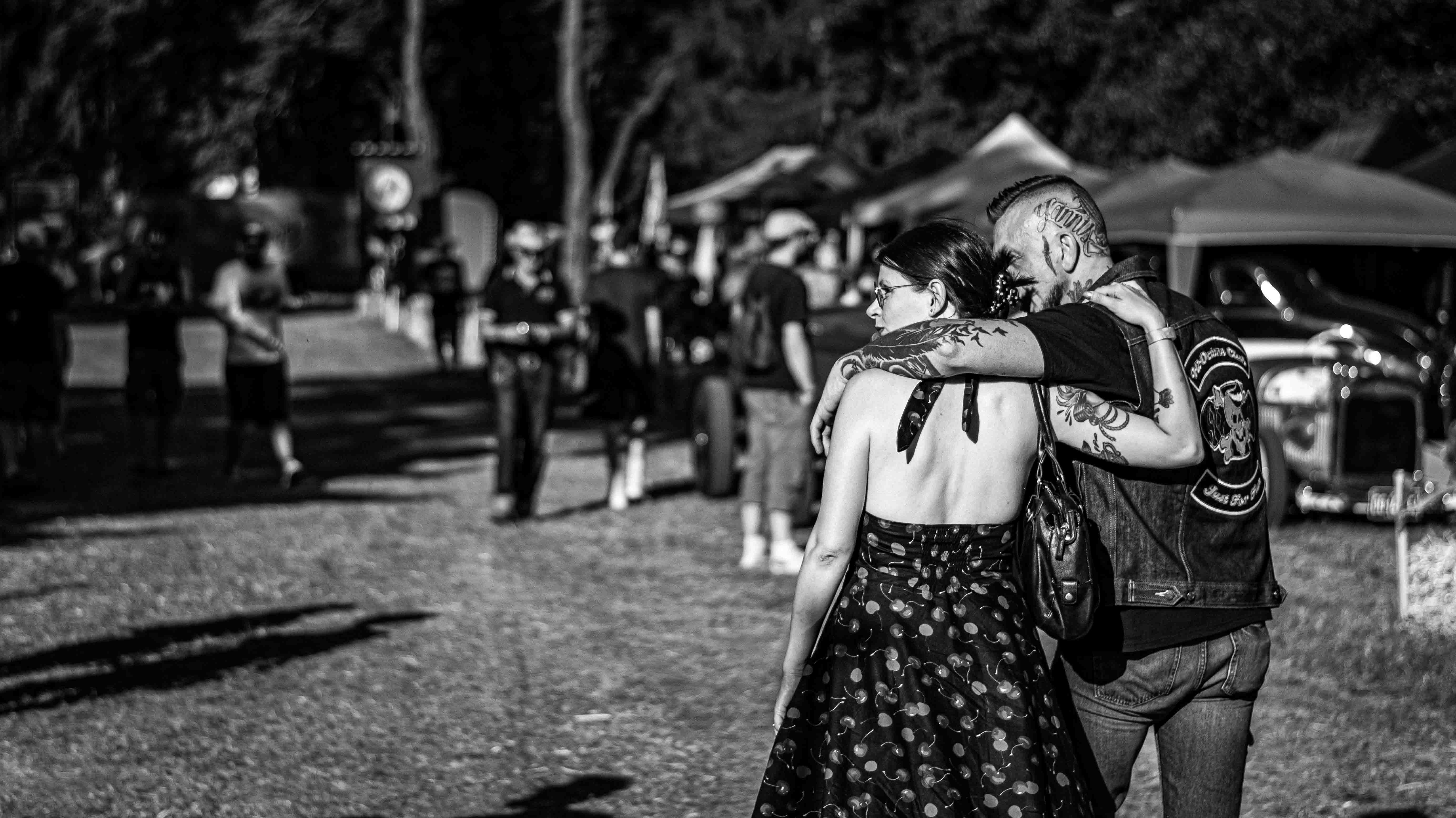 Couple marchant main dans la main