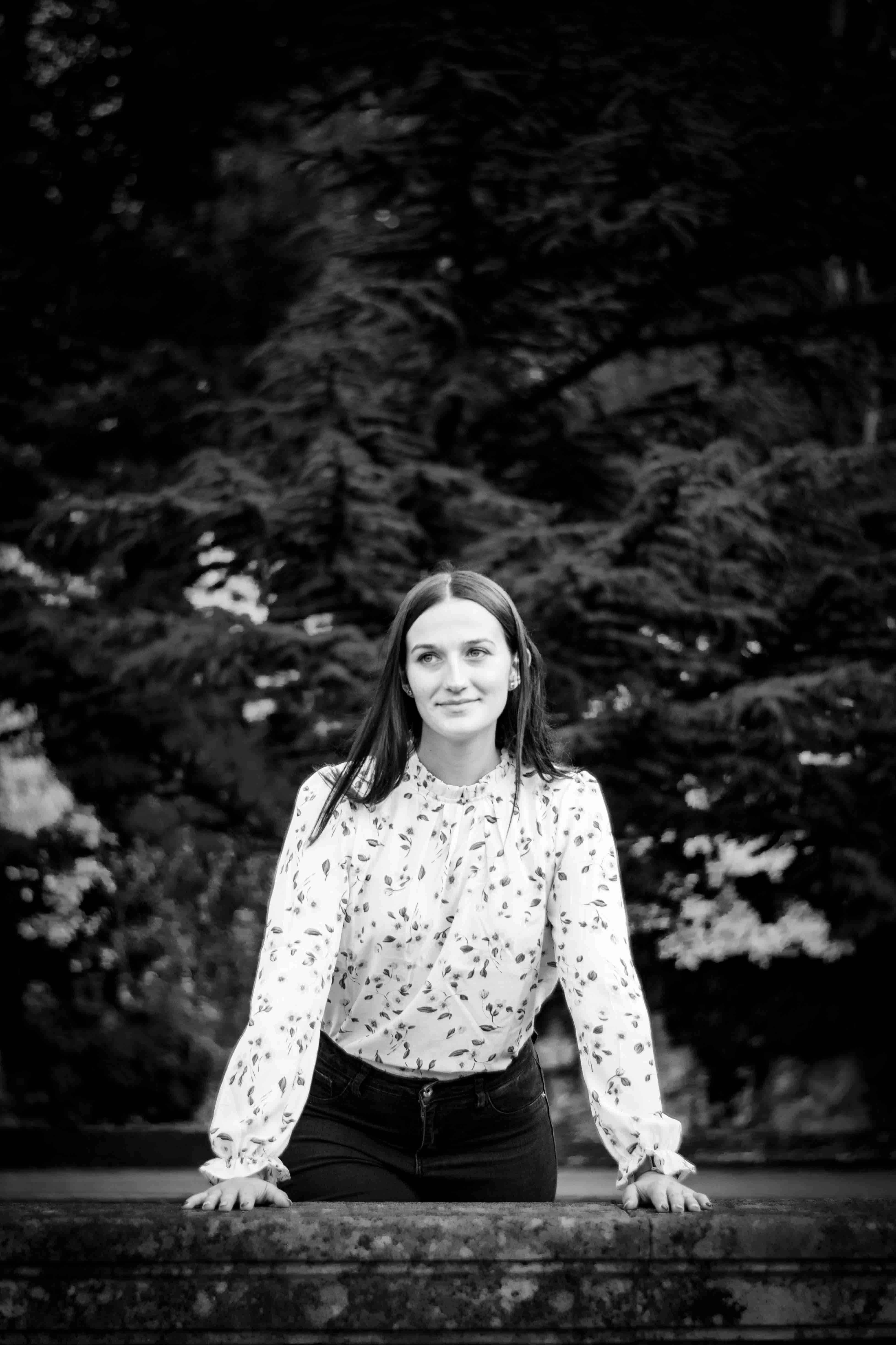 Couple marchant main dans la main